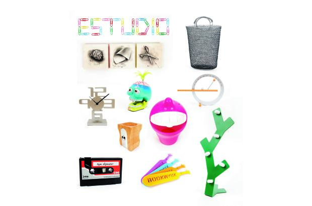 - Piedra, papel o tijera, cuadros de Resto Madero, en Casa Trece; Canasta revistero, Masala; Reloj de mesa, AtHome; Cosedora, Pylones; Calendario, Q Design; Portalápices, Pylones; Papelera, Inkanta; Dispensador de cinta, Pylones; Marcadores de libros, Inkanta y Organizador de notas, Pylones.