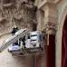 Reuters - Trabajadores pusieron una cortina roja en el balc&#243;n central, llamado la Logia de las Bendiciones de la Bas&#237;lica de San Pedro.