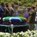 REUTERS - El expresidente de Sud&#225;frica y Premio Nobel de la Paz Nelson Mandela descansa ya para siempre junto a una peque&#241;a colina de Qunu, una modesta aldea rodeada de praderas en la que pas&#243; su infancia y donde este domingo fue enterrado, cumpliendo su expreso deseo.