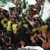 Colprensa - Con banderas, sombrillas, gritos, aplausos y cantos que brindaron cientos de hinchas vestidos de verde, fue recibido el cuadro Atl&#233;tico Nacional en el Puente A&#233;reo de Bogot&#225;.