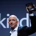 Reuters - Bezos tambi&#233;n aprovech&#243; la oportunidad para mostrar una nueva l&#237;nea de sus lectores de libros electr&#243;nicos Kindle, con pantallas de blanco y negro y precios m&#225;s bajos, con lo que arreciar&#225; la guerra sobre sus competidores como Barnes & Noble Inc., que tratan de romper el dominio de Amazon.com Inc. en las ventas de libros electr&#243;nicos.