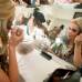 Reuters - Miss Finlandia, Viivi Pumpanen, retoca su maquillaje para uno de los desfiles.