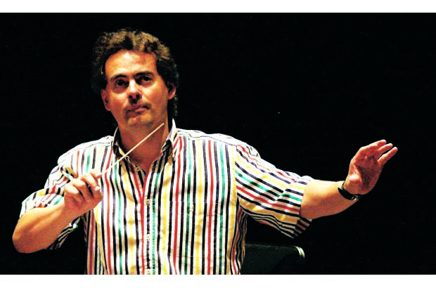 - Alejandro Posada es otro de los directores asociados, as&#237; como el director de la Academia Filarm&#243;nica y del Festival Internacional de M&#250;sica de Medell&#237;n.