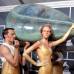 Reuters - Bellas mujeres y musculosos hombres fueron los encargados de escoltar a la reina de las discotecas Lady Gaga.