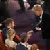 AP - Elle Degeneres habla en plena ceremonia con Bradley Cooper.