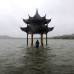 RE - Un hombre camina hacia un pabell&#243;n inundado por el desbordamiento del lago Oeste despu&#233;s que el tif&#243;n golpe&#243; la provincia de Zhejiang, China.