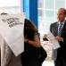 Reuters - El presidente mexicano, Felipe Calder&#243;n ejerci&#243; su derecho al voto en dos centros en la capital de M&#233;xico, en el primero para los cargos federales y en el segundo para los comicios locales.