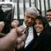Reuters - Adem&#225;s de posar para las c&#225;maras de la prensa y los admiradores el candidato presidencial se&#241;al&#243; que &quot;M&#233;xico ya no est&#225; para retrocesos... la gente quiere un cambio verdadero&quot;.