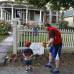 AP - Sus fan&#225;ticos, admiradores de los m&#250;ltiples personajes que construy&#243;, le rinden homenaje en su casa en San Francisco.