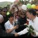 Colprensa - Juan Manuel Santos recibió rosas rojas de sus seguidores.