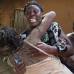 Reuters - Las mujeres se abrazan en el dolor después de un ataque en el pueblo de Tana Kibusu región del Delta de la costa de Kenia. Por lo menos 10 personas murieron cuando asaltantes armados incendiaron más de una docena de casas.