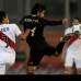 Reuters - Per&#250;, por momentos, cay&#243; en el juego y paulatinamente disolvi&#243; sus &#237;mpetus en un improductivo tocar y tocar del bal&#243;n en la media cancha que solo favoreci&#243; la conservadora propuesta de sus rivales.