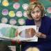 AP - La exsecretaria de Estado, Hillary Clinton lee en voz alta a los ni&#241;os en una biblioteca infantil y un centro de aprendizaje en Little Rock, Arkansas, Estados Unidos.