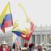 Colprensa - Banderas colombianas se vieron en la Plaza de San Pedro en la ceremonia de canonización de la Madre Laura.