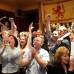 Reuters - Los fánáticos del campeón celebraron la victoria en el bar de un hotel en Escocia.