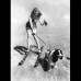 AP - Marilyn Monroe jugando en la playa con su perro Volantes.