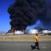AP - En la refinería Amuay, tras una fuerte explosión ocasionada por una acumulación de gases, el fuego en dos tanques dificultó las tareas de las autoridades.