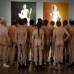 AP - Los visitantes a este museo no s&#243;lo dejaron sus abrigos en la entrada. Tambi&#233;n se despojaron de sus camisas, sus pantalones y su ropa interior. Se lo quitaron todo, excepto por medias y zapatos. Es lo que m&#225;s de 60 amantes del arte hicieron en una exhibici&#243;n especial en el prestigioso Museo Leopoldo en Viena.