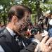 AFP - Tinta negra fue lo que le arrojaron en la cara al presidente del grupo Sahara Subrata Roy al llegar a la corte donde enfrenta una demanda por una deuda del grupo.