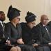 REUTERS - Una estela de luto formada por su viuda, Gra&#231;a Machel, su segunda esposa, Winnie Mandela, y el actual presidente de Sud&#225;frica, Jacob Zuma.