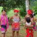 Nelson Matta - Para recibir a los turistas y hacer festejos, las mujeres de la comunidad Parar&#225; Puru visten coronas de flores rojas.