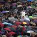 AP - Mientras recorría la plaza en un vehículo abierto, el papa no llevaba paraguas ni otro objeto que lo cubriera en su trayecto.