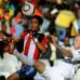 AP - Paraguay arrancó con tres delanteros, pero sus goles fueron obra de volantes.