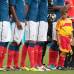 Reuters - El pequeño admira los colores de los guayos de los jugadores franceses antes del compromiso.