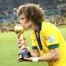 Reuters - David Luiz besando el trofeo. El defensa evit&#243; que Pedro anotar&#225; para Espa&#241;a al sacar un disparo de la raya.