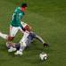 AP - México logró su primera victoria sobre Francia en 80 años al vencerla por 0-2 en Polokwane con goles de Javier Hernández (foto) y Cuauhtémoc Blanco, resultado que le enfila para la clasificación a la siguiente ronda.