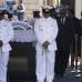 AP - Honores para Nelson Mandela de parte del actual presidente Jacob Zuma, detr&#225;s de &#233;l est&#225; Gra&#231;a Machel, viuda de Mandela y a la derecha, Winnie Madikizela Mandela, ex esposa de Nelson Mandela.