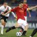Reuters - Totti intenta sorprender con un potente remate. Un gol de cabeza de Simone Perrotta (28), tras un centro del brasile&#241;o Taddei, hab&#237;a puesto en ventaja a la Roma. El franc&#233;s Jeremy Menez (61) hizo el segundo para la Roma, pero esos goles no fueron suficientes.