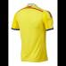 Colprensa - El rojo est&#225; presente mediante una l&#237;nea horizontal al reverso de la camiseta, elemento com&#250;n en todas las camisetas adidas de federaciones presentes en el Mundial 2014 y cuyo significado es la conexi&#243;n de todos estos equipos y pa&#237;ses con el torneo m&#225;s importante del mundo.