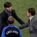 AP - Fabio Capello (der.), t&#233;cnico de Inglaterra, dijo despu&#233;s de la derrota que no renunciar&#225;, pero que dentro de poco discutir&#225; su futuro con el presidente de la asociaci&#243;n de f&#250;tbol ingl&#233;s. Capello tom&#243; el cargo en enero del 2008. El t&#233;cnico de Alemania, Joachim Loew (izq.), elogi&#243; a su joven equipo tras la magn&#237;fica goleada.