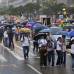 - La marcha de los contribuyentes inconformes congestion&#243; el centro de la ciudad al caer la tarde, horas en las que el tr&#225;fico vehicular es bastante alto.
