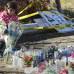 Reuters - Sus fans y amigos le llevaron flores y velas a su &#250;ltima morada.