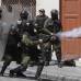 Reuters - Miles de manifestantes, sobre todo universitarios y m&#233;dicos vestidos con batas blancas, intentaron entrar a la plaza y algunos lanzaron cartuchos de dinamita contra barricadas de agentes antidisturbios.