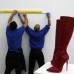 RE - Empleados de Sotheby&#39;s trabajan en la que ser&#225; la subasta llamada Rojo. Las botas Christian Louboutin hacen parte de la exhibici&#243;n.