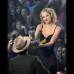 AP - Taylor Swift entrega el premio Mejor Video Masculino a Bruno Mars por su canci&#243;n Locked Out of Heaven.