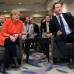 AP - Mientras la sesi&#243;n plenaria del G20 en Canad&#225; abordaba asuntos como la tasa bancaria o la reducci&#243;n del d&#233;ficit presupuestario, la canciller alemana, Angela Merkel, y el primer ministro brit&#225;nico, David Cameron, se escabull&#237;an para ver el partido juntos.