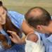 Reuters - El príncipe William sostiene a su hijo afuera del Hospital de Santa María antes de salir con Catherine, duquesa de Cambridge.