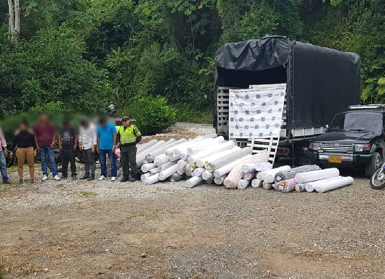 Los capturados fueron dejados a disposición de la Fiscalía General de la Nación, y deberán responder por el delito de receptación. FOTO: POLICÍA DE ANTIOQUIA