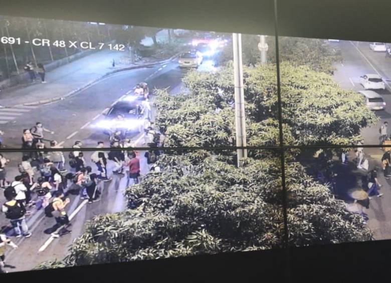 Bloqueo en la avenida las Vegas por manifestantes. Foto: tomada de Twitter. 