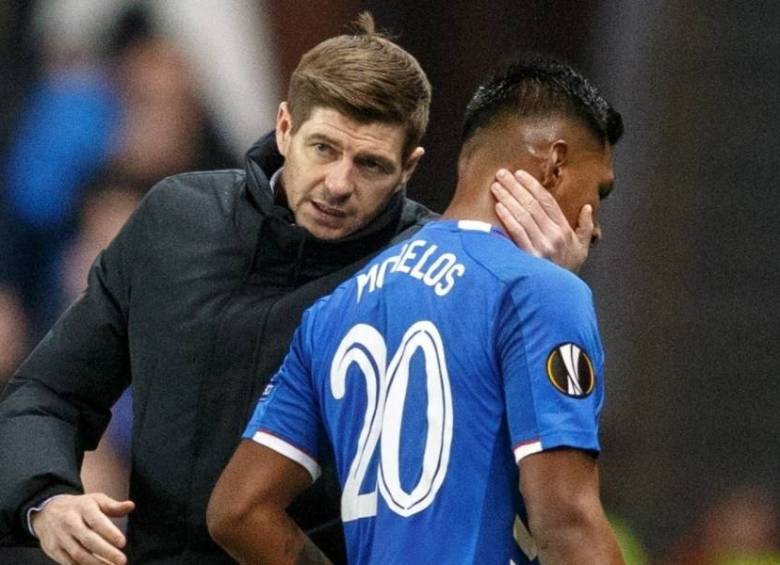 Alfredo Morelos y su técnico Steven Gerrard. Foto EFE