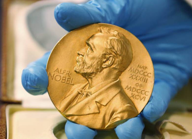 Esta es la medalla que entrega la Academia sueca al ganador del Nobel de Literatura. FOTO AP