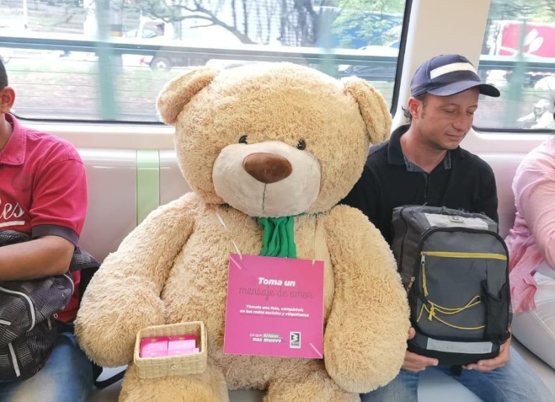 ¿Qué hace un oso de peluche viajando en el Metro de Medellín?