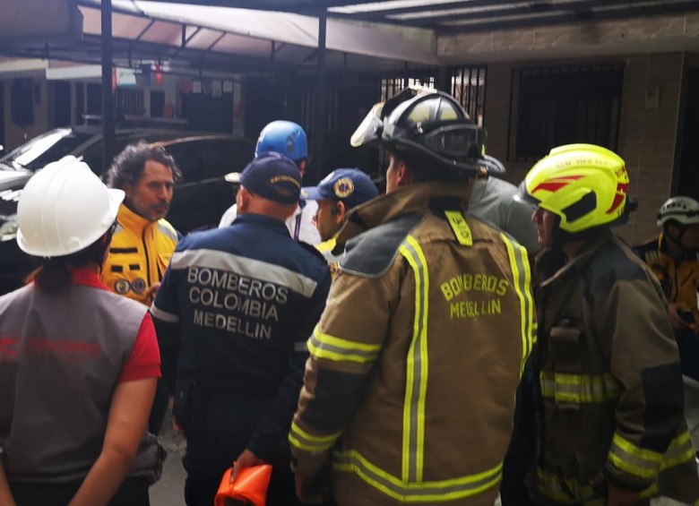 Personal del cuerpo de bomberos y un equipo técnico están verificando las condiciones de seguridad y la evacuación total del inmueble. FOTO: DAGRD