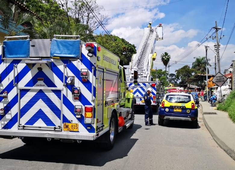 Bomberos atienden incendio en comuna 2 de Medellín