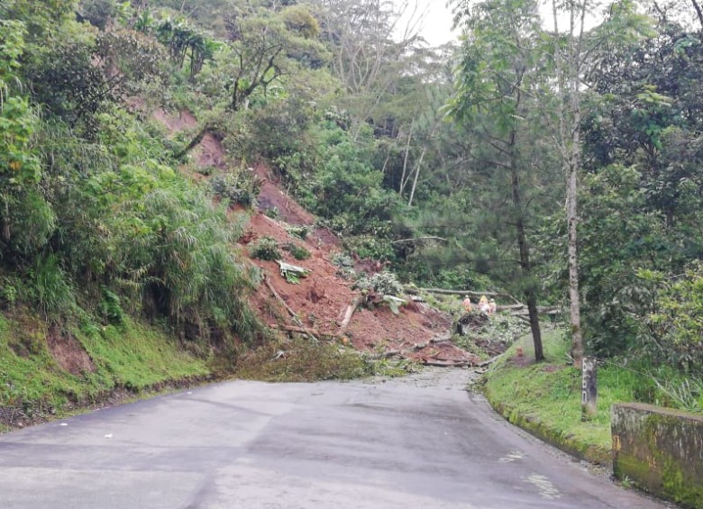 Derrumbe en el kilómetro 67 de la vía a Urabá, entre Santa Fe de Antioquia y Cañasgordas. FOTO CORTESÍA DAPARD
