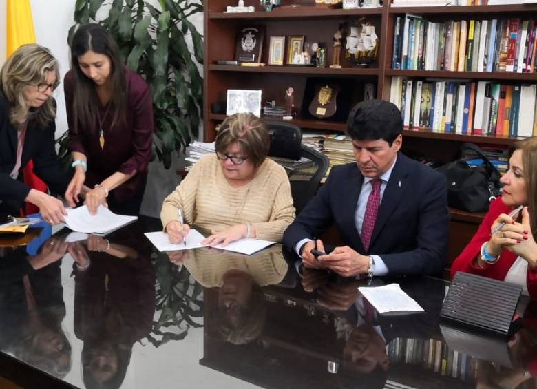 La ministra de Justicia, Gloria María Borrero, presentó, junto a su equipo, el proyecto de acto legislativo. FOTO cortesía